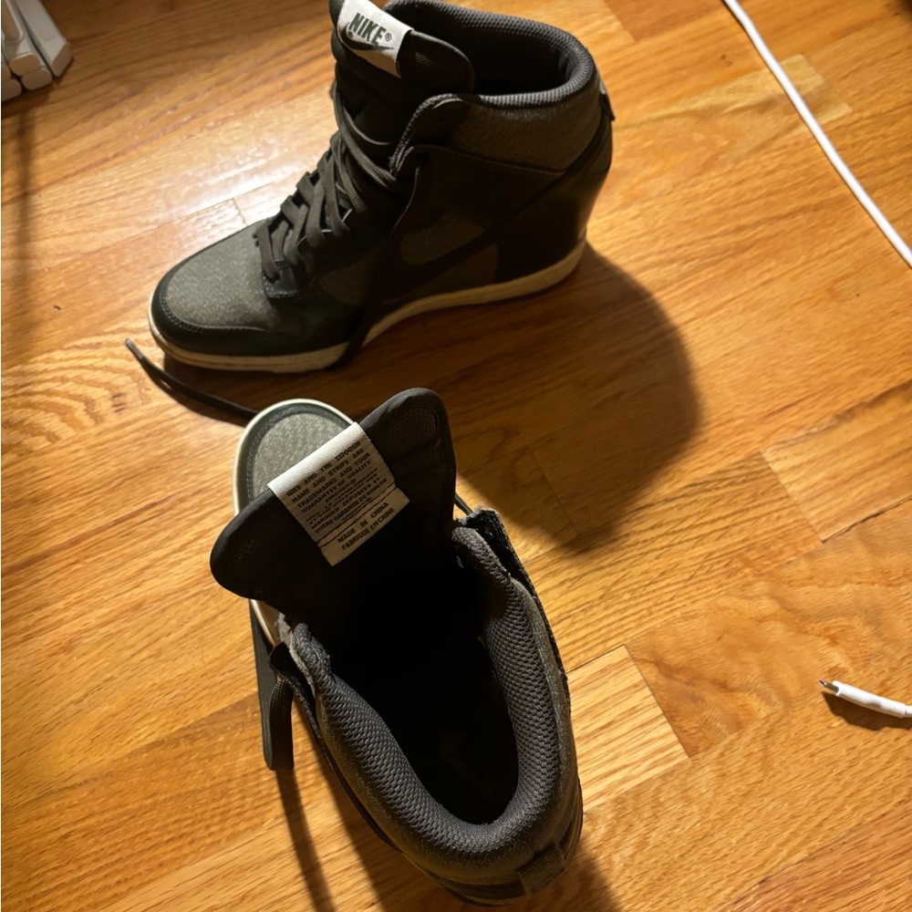 Nike Women’s Green Wedge Sneaker rare! - Picture 4 of 4
